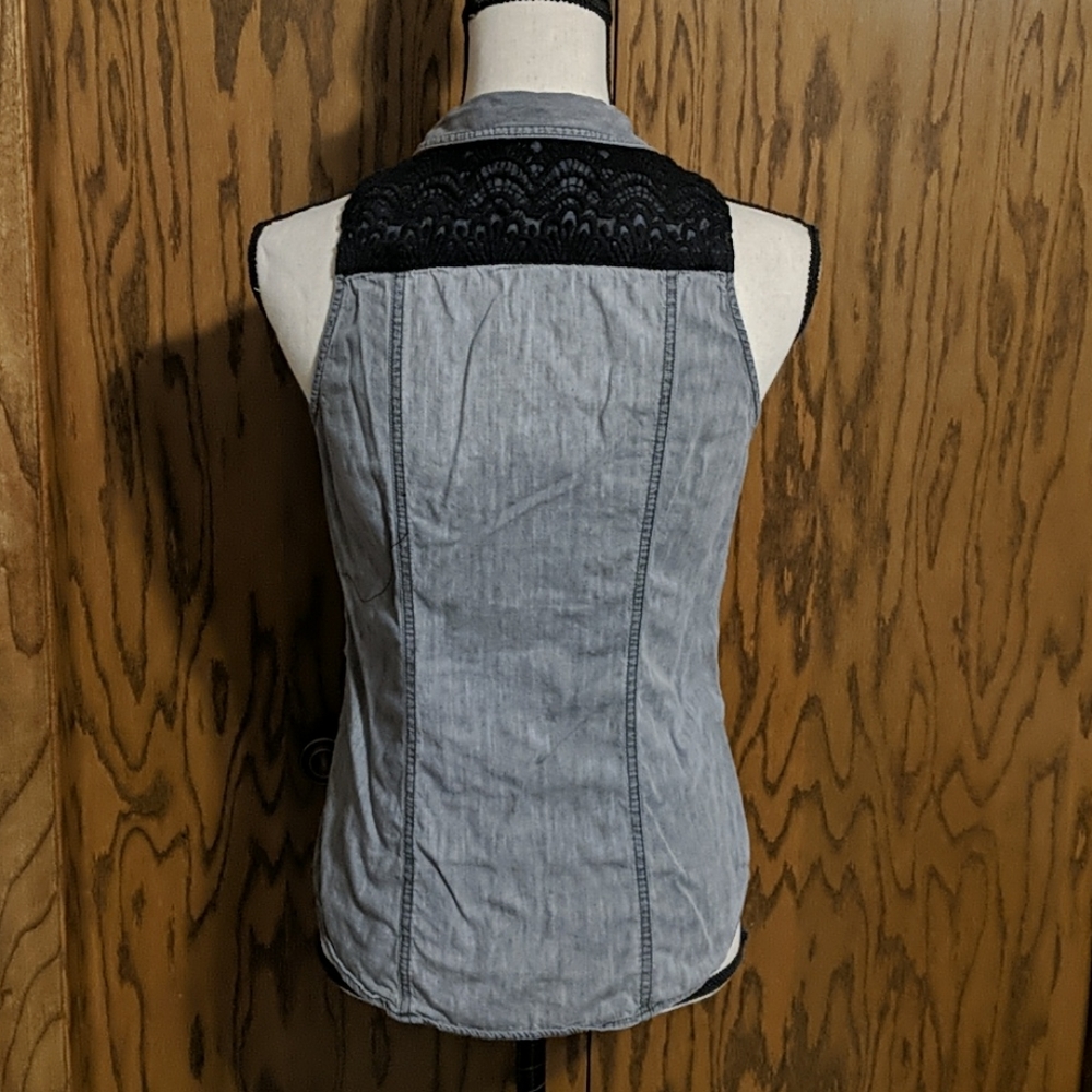 Sleeveless Button Up Top - Picture 2 of 6